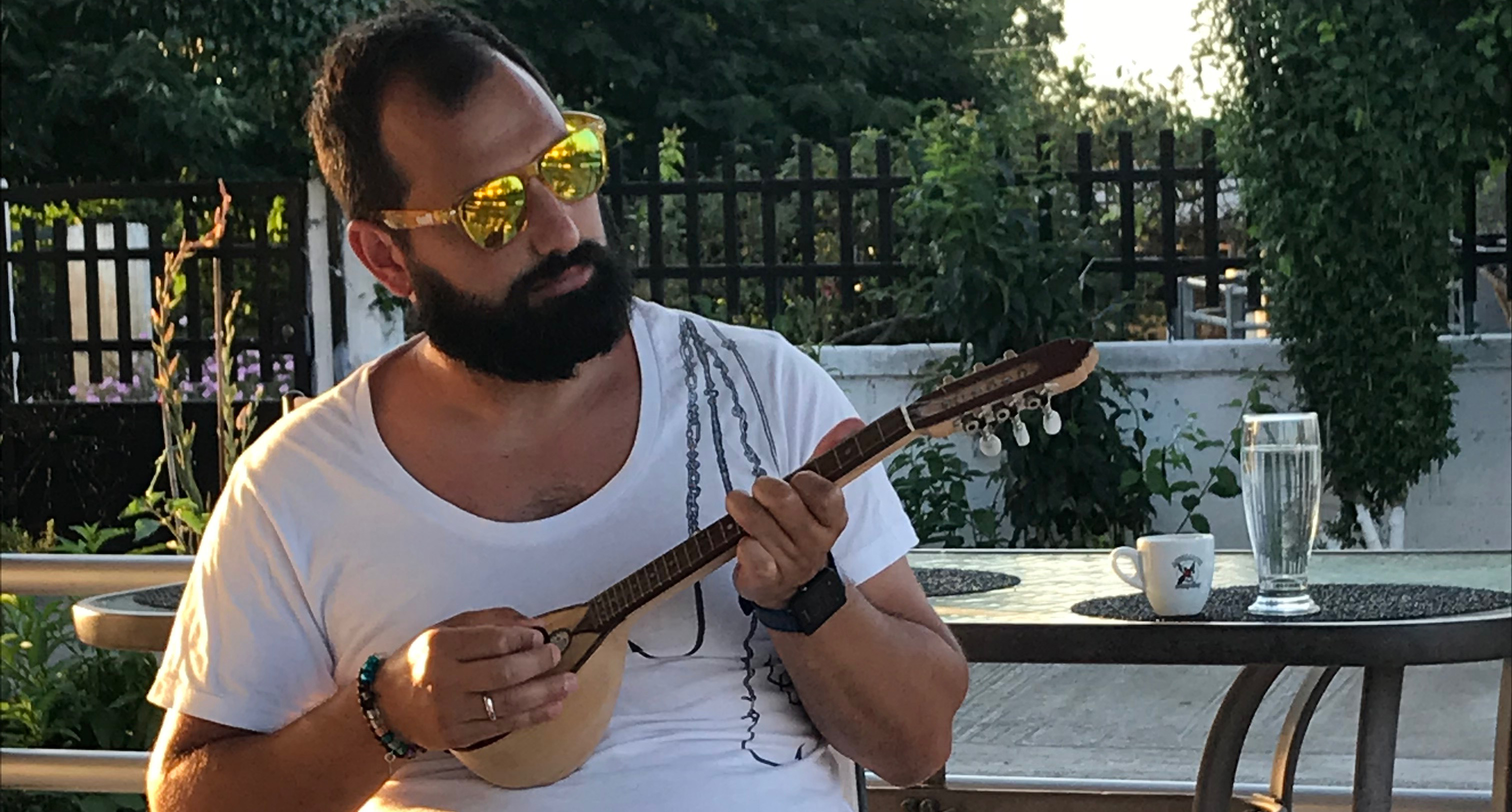 Michel playing baglama